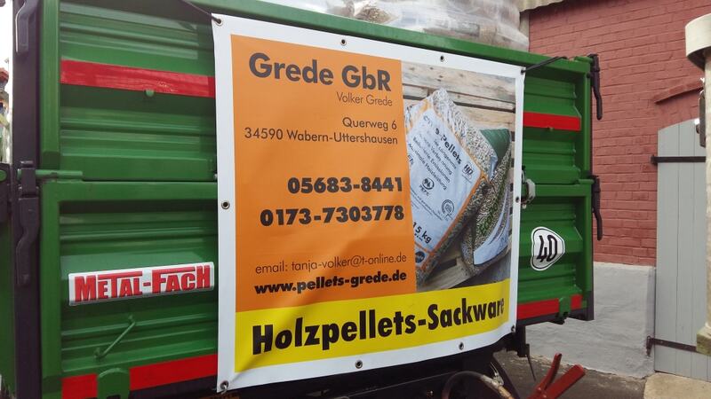 Beladener Anhänger mit Pellets-Säcken